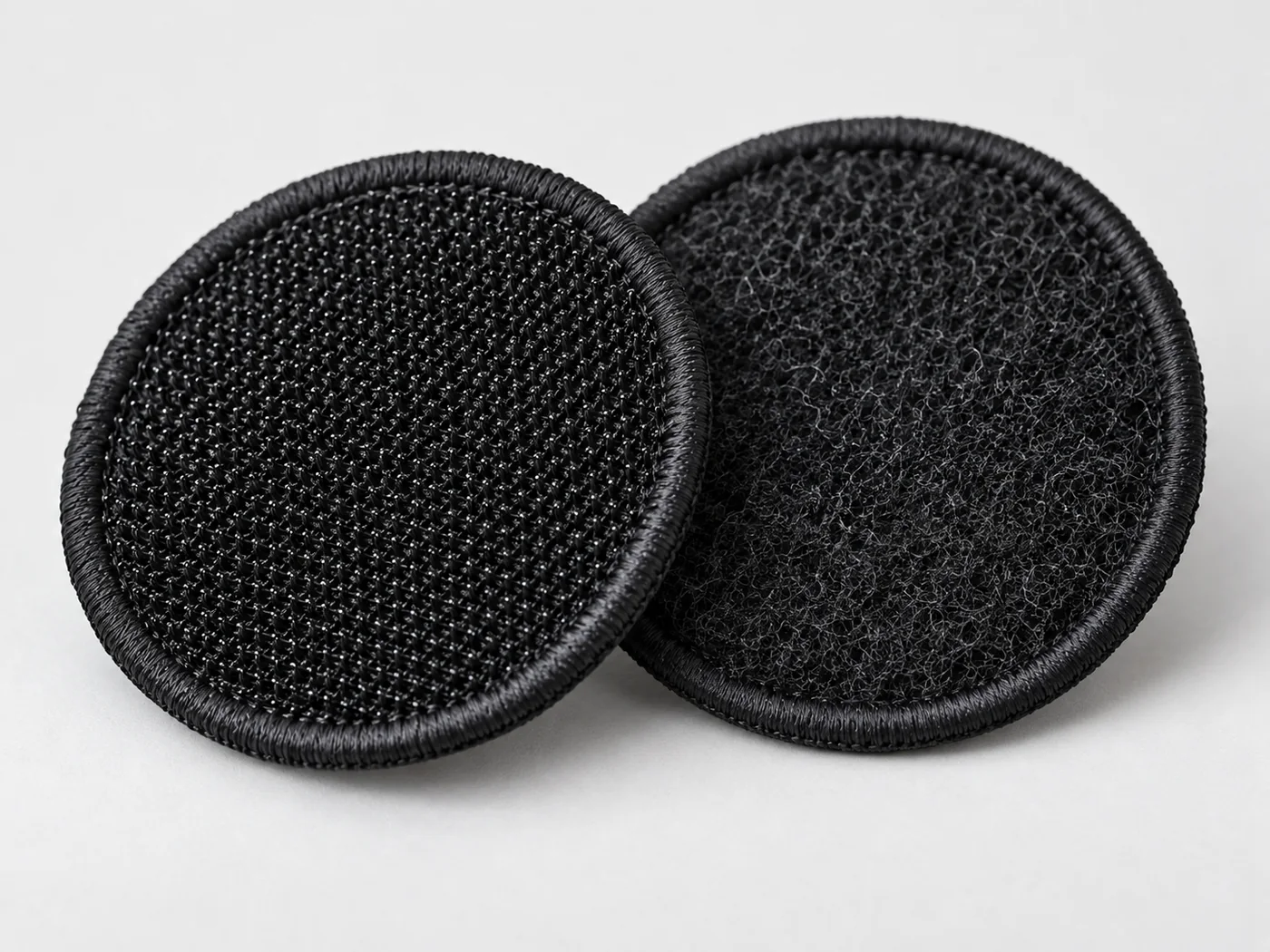 Velcro mâle à crochets et velcro femelle doux présentés bruts en gros plan dans un atelier de broderie